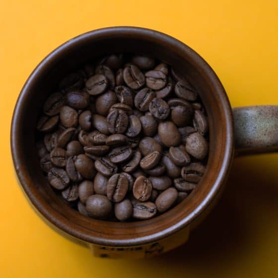 Зерна кофе в чашке