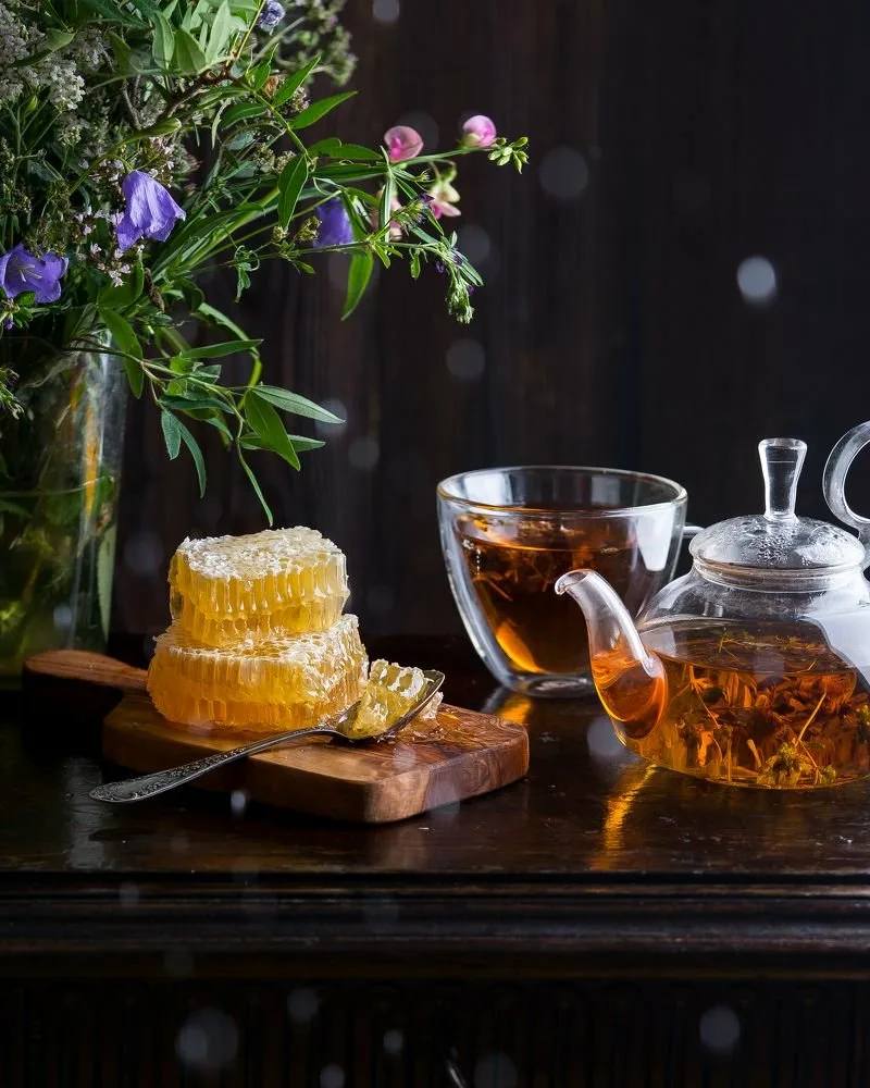 Чай с медом и полевыми цветами на столе