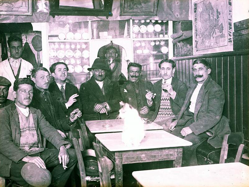 Неизвестный фотограф. Типичная турецкая кофейня/чайная с кофейными и чайными чашками, висящими на задней стене. Начало 1930-х. Suna and İnan Kıraç Foundation Photography Collection, Стамбул.