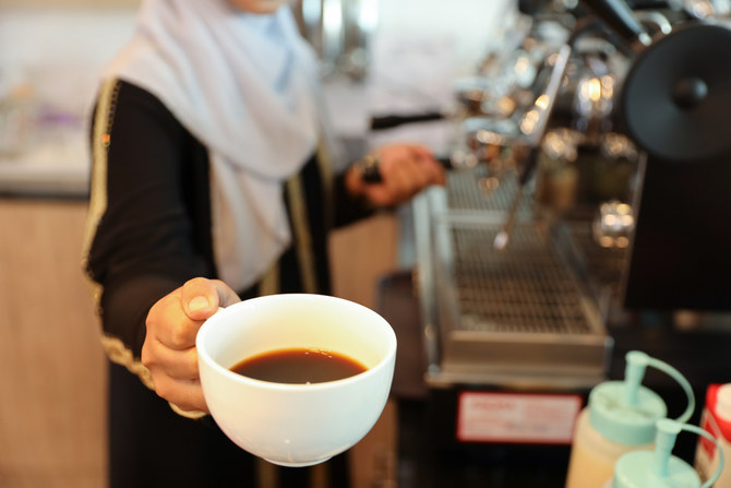 Young,Muslim,Barista,Girl,Hands,Making,Coffee