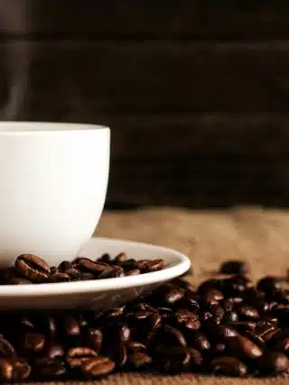 Чашка с кофе на столе и