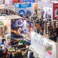 В Москве завершилась Coffee Tea Cacao Russian Expo 2025 – крупнейшая в России и СНГ отраслевая выставка и конференция в сфере кофе, чая, какао и шоколада. Мероприятие прошло с 16 по 18 апреля на новой современной площадке «Тимирязев Центр» и собрало более 200 экспонентов и более 15 000 профессионалов индустрии со всей страны. В течение трёх дней выставку Coffee Tea Cacao Russian Expo 2025 (CTCRE) посетили обжарщики, производители чая и шоколада, поставщики оборудования и ингредиентов, владельцы кофеен, отелей и ресторанов и другие представители HoReCa. Выставка сопровождалась насыщенной деловой программой: прошло более 200 мероприятий – семинары, мастер-классы, круглые столы, дегустации и каппинги. На пленарных сессиях эксперты обсудили ключевые тенденции рынка: от новых решений в обжарке до развития чайной культуры. В частности, Генеральный директор Ассоциации «Росчайкофе» Рамаз Чантурия представил аналитический обзор российского рынка чая и кофе, отметив результаты и тренды 2024 года. Конкурсы определили лучших бариста и обжарщиков страны Традиционно центральное место заняли национальные чемпионаты. В этом году были названы лучшие бариста, обжарщики и чайные мастера России. Победителем чемпионата «Бариста года 2025» стал Артур Щербаков (Kanga Roasters) – именно его профессиональное мастерство в приготовлении эспрессо, молочных напитков и альтернативного кофе жюри оценило выше всех. В финале за это звание боролись 32 сильнейших бариста со всей страны. Национальная премия «Обжарщик года 2025» определила лучшего обжарщика кофе страны, а также лучшую компанию в категории произвольной обжарки. В финале премии встретились 10 талантливых рост-мастеров, прошедших многоэтапный отбор, – от Калининграда до Владивостока. По сумме оценок экспертного жюри был выбран лучший обжарщик России 2025. Им стал Даниил Макаров из Solo coffee. В номинации «Лучшая компания в категории произвольная обжарка» второй год подряд победила ижевская компания Tasty Coffee, представившая на конкурс образец кофе собственной эксклюзивной обжарки. Помимо этого, в рамках Tea Masters Cup Russia были выявлены сильнейшие специалисты чайной индустрии. В дисциплине Tea Tasting (Мастерство дегустация чая) первенствовал Юрий Куликов, Surf Coffee, продемонстрировав лучший результат в сравнении образцов чаёв вслепую. В категории Tea Preparation (Мастерство заваривания чая) чемпионом России стала Елизавета Тарасова, Чайная студия «Облака». Также на выставке прошли независимые чемпионаты по альтернативному кофе. Победителем Aeropress Battle стал Виктор Павлюк, Rockets ,чемпионата Insane Latte Art – Любовь Котова, Source Bistro. В соревновании Matcha Latte Battle победу одержал Андрей Кателин, Аменари, в Chocolate Battle – Дарья Барташевич, Alvacacau, а в Conillon Challenge – Виктор Кузнецов, BunaBuna. Торжественные церемонии и отраслевые награды В рамках CTCRE традиционно состоялось вручение отраслевых премий за достижения в индустрии. Были объявлены лауреаты почётного звания «Человек года 2024» в кофейной и чайной индустрии по результатам голосования отраслевого совета и сообщества. Рахмон Мишелашвили, победитель Национальной Премии «Обжарщик Года» 2024 и призер «Российского чемпионата по обжарке кофе», был признан Человеком года в кофейной индустрии, а Игорь Костюков получил приз зрительских симпатий. В чайной индустрии лауреатом стал Артём Манюхин за организацию чайного фестиваля «Кипяток Фест», проведение многочисленных чемпионатов и дегустаций чая и развитие культуры в регионах, а приз зрительских симпатий достался Евгению Дюкову. Кроме того, на выставке были вручены призы победителям конкурсов «Упаковка года» и «Шоколад года 2025». В дегустационном конкурсе «Шоколад года» жюри выбрало 15 лучших образцов от 12 российских производителей шоколада, которые представлены в пяти номинациях – от горького bean-to-bar шоколада до шоколадно-ореховых паст. Все призёры получили награды на торжественной церемонии 17 апреля. Отдельного внимания удостоилась Премия «Проект года» 2024 – ключевая награда за инновации в сфере кофе, чая и шоколада. Из 20 финалистов экспертное жюри выбрало 7 лучших проектов, внесших значимый вклад в развитие рынка. Среди них: проект компании Wang Pack по созданию 100% перерабатываемой упаковки для чая и кофе – первая в России экологичная альтернатива традиционным пачкам; образовательный подкаст для профессионалов «Двойной экспрессо»; станция автоматического приготовления напитков DrinkX; первый в стране виртуальный чемпионат бариста Pouring Project (онлайн-соревнования по латте-арту); продукт-коллаборация производителей bean-to-bar шоколада Unicava и спешелти-чая Чаёк; а также необычный чемпионат Instant Coffee Cup по каптестингу растворимого кофе от проекта The Welder Catherine, призванный разрушить стереотипы о вкусе растворимого кофе. Все семь инициатив-победителей получили статус «Проект года» и были награждены на главной сцене выставки 16 апреля. Выставка вышла за пределы павильона В дополнение к образовательной программе гости CTCRE оценили насыщенную развлекательную программу. В первый вечер прошла тематическая чайная вечеринка от проекта МойЧай.Ру: мероприятие состоялось 16 апреля в историческом «Клубе чайной культуры» на Малой Дмитровке. Для участников устроили заваривание чая на открытом огне из коллекции редких пуэров клуба под музыкальный сет DJ Afendiev & Zapisnoy, где гости могли насладиться отличным чаем в неформальной обстановке под современную музыку. На следующий день, 17 апреля, для профессионального сообщества была организована традиционная вечеринка «Безфартуков», ставшая неформальной площадкой для бариста и обжарщиков. Этот барно-кофейный нетворкинг-сет позволил участникам выставки пообщаться в дружеской атмосфере и отпраздновать успехи отрасли. Ещё одной новинкой сезона стал специальный проект «Кофейный гид по Москве», реализованный выставкой совместно с сервисом coffeemap.ru. C 12 по 20 апреля 16 ведущих московских кофеен подготовили для гостей столицы уникальные авторские позиции, вдохновлённые тематикой CTCRE. В специальном меню можно было попробовать эксклюзивные вкусы, доступные только в дни проведения выставки: безалкогольные коктейли на основе чая, экспериментальные микролоты кофе с нестандартной ферментацией, дегустационные сеты из эспрессо, фильтра и капучино и многое другое. В проекте приняли участие известные Specialty-кофейни столицы – от кооператива «Чёрный» до сетей Bloom-n-Brew, HQ! Coffee и Floo. По отзывам организаторов, «Кофейный гид» не только продемонстрировал разнообразие столичной кофейной культуры, но и стал точкой притяжения для иногородних участников, позволив им открыть для себя лучшие кофейни Москвы в рамках одного события. Организатором Coffee Tea Cacao Russian Expo выступил журнал «КиЧ» при поддержке Ассоциации «Росчайкофе». CTCRE ещё раз подтвердила статус главной платформы для общения профессионалов кофейно-чайно-шоколадного бизнеса, обмена опытом и презентации новейших продуктов. Выставка создаёт уникальные возможности для установления деловых связей и совместного поиска новых точек роста на динамично развивающемся рынке кофе, чая и какао в России. Следующая выставка Coffee Tea Cacao Russian Expo пройдет 15-17 апреля 2026 года на площадке ВЦ «Тимирязев-центр». Организаторы благодарят спонсоров и партнеров мероприятия: • Генеральный спонсор по воде – BWT water+more • Генеральный спонсор по молоку – Parmalat (Lactalis) • Генеральный спонсор по кофе – Poetti Professional (МилФудс) • Генеральный спонсор по заварочному оборудованию и бойлерам – Франко • Генеральный спонсор чемпионата «Бариста года» – Amenari и LaCimbali • Спонсор по кофемашинам для Drinks Stage – PROXIMA • Спонсор по зелёному зерну для «Обжарщик года» – Wintergreen • Спонсор по кофемолкам – EUREKA • Спонсор по кофе для Бариста года – High Tone Coffee Trade и Rockets Coffee • Спонсор по чистящим средствам – Barista Line • Спонсор по аксессуарам и питчерам – Эльканто, WPM • Спонсор по упаковке – ABC Pack • Спонсор по оборудованию – Complex Bar • Спонсор по оборудованию – Doppio • Спонсор выставки – CafeStore • Спонсор по кофе для Aeropress Battle – Kojo • Спонсор по сумкам – Green Milk • Спонсор по стаканам – Greencof • Спонсор по чашкам – Möwe • Спонсор по кофе для эспрессо и молочного напитка – Julius Meinl • Спонсор по оборудованию для альтернативного заваривания – Чебоко/Origami • Спонсор по капучинаторам – Kitfort • Спонсор по одноразовым стаканам – Скандипакк • Спонсор по сиропам – Proff Syrop • Спонсор по кофе для чемпионата Insane Latte Art и Drinks Stage – Face to Face/Cafesso • Спонсор по чайной посуде и по чаю для Tea Tasting – Слон • Спонсор по шоколаду для Chocolate Battle – Шоколадный цех • Спонсор по чаю матча – Origami Tea • Спонсор по промо-одежде для волонтеров – Submarine • Спонсор по кофе для «Обжарщик года» (3 этап) – СФТ и Beska • Спонсор по чаю для выставки и Tea Preparation – Арома Чай • Спонсор по специям – Vanila Lab • Спонсор по сухим смесям – Essence • Спонсор по сливкам – Petmol • Спонсор по альтернативному молоку и фартукам – Planto • Спонсор по автоматическим темперам – Puqpress и Мадиан • Партнер выставки – OSNOVA food tech • Партнер по льду – Ледокул • Партнер по воде – Fahrenheit • Партнёр зоны Практику по оборудованию – SMEG • Партнёр выставки – Flowwow • Партнёр по волонтёрам – РУДН Дополнительные материалы: Папка с фотографиями https://coffeeteacacaoexpo.ru/ – сайт выставки https://awards.coffeeteacacaoexpo.ru/ – сайт премий https://competitions.coffeeteacacaoexpo.ru/ – сайт чемпионатов https://vk.com/coffeeteacacaorussianexpo https://t.me/coffeeteacacaoexpo Контактное лицо: Буйлова Анна – Менеджер по спецпроектам Tel.: + 7 9151203885 E-mail: abu@coffeetea.ru   Полный список победителей и лауреатов: Национальная Премия «Бариста Года»: • 1 место Артур Щербаков (Kanga Roasters, Нальчик) • 2 место Сорокин Владислав (Даблби, Иркутск) • 3 место Сергеев Павел (Smart day, Иркутск) Tea Masters Cup Russia в категории Tea Preparation: • 1 место Тарасова Елизавета, Чайная студия «Облака», Саратов • 2 место Ширинкина Полина, Чайный дом Ankira, Екатеринбург • 3 место Магрупов Тимур, Чайный дом Ankira, Екатеринбург Tea Masters Cup Russia в категории Tea Tasting – Финал: • 1 место Юрий Куликов, Surf Coffee, Обнинск • 2 место Артуриан Мерцель, Новосибирск • 3 место Дмитрий Федорищев, Forrest, Пермь Tea Masters Cup Russia в категории Tea Tasting – Московский отборочный этап: • 1 место Юрий Куликов, Surf Coffee, Обнинск • 2 место Вячеслав Пощищайло, Май, Москва • 3 место Роман Сорокин, ООО Ритейл групп, Москва Чемпионат по приготовлению напитков на основе какао — Chocolate Battle: • 1 место Барташевич Дарья, Alvacacau • 2 место Красильников Степан Чемпионат по приготовлению напитков на основе матчи — Matcha Latte Battle: • 1 место Андрей Кателин, Аменари, Краснодар • 2 место Надежда Асташкова, Camera Obscura, Москва Чемпионат Aeropess Battle: • 1 место Павлюк Виктор, Rockets, Москва • 2 место Бойко Евгений, Silky Drum, Москва • 3 место Щербаков Артур, Kanga Roasters, Нальчик Чемпионат Insane Latte Art Battle: • 1 место Котова Любовь, Source Bistro • 2 место Берсунукаев Хож, Кофемания • 3 место Дуйшонов Жантай, That Place Чемпионат по сенсорике «Ароматика»: • 1 место Майя Михайлова, Brew Riot • 2 место Наталья Ларионова, Май • 3 место Надежда Третьякова, ForCup Roasters Победитель Conilon Challenge - Виктор Кузнецов (BunaBuna, Тверь). Победитель чемпионата по разработке своего дрипа Brai Gran - Сергей Степанчук (Underground coffee, Москва). Национальная премия «Обжарщик года» 2025: • 1 место Даниил Макаров, Solo Coffee • 2 место Александр Пец, Silky Drum • 3 место Роман Хомченко, Submarine Лучшая компания в категории «Произвольная обжарка кофе» - Tasty Coffee. Человек Года 2024 в кофейной индустрии - Рахмон Мишелашвили Приз зрительских симпатий получил Игорь Костюков. Человек Года 2024 в чайной индустрии - Артём Манюхин, Приз зрительских симпатий получил Евгений Дюков. Лауреаты Премии «Упаковка года» 2024: • Лучшая упаковка для кофе в сегменте HoReCa – Tasty Coffee. • Лучшая упаковка для кофе в сегменте FMCG – HYDE Coffee. • Лучшая упаковка для травяного чая – Eastford. • Лучшая упаковка для чая – Kama Sutra. • Лучшая упаковка для шоколада – The Fruit. Лауреаты Премии «Проект Года» 2024: • 100% перерабатываемая упаковка для чая и кофе от Wang Pack Первая в России полностью перерабатываемая упаковка для кофе, чая и сыпучих продуктов. • Подкаст «Двойной эКспрессо» Образовательный подкаст для предпринимателей, бариста и профессионалов HoReCa. • Инновационная станция DrinkX для приготовления напитков и роботизированная кофейня Fibbee Универсальная система «All in One» для создания кофейных и других напитков. • Конилон.рф – премиальный кофе нового поколения Лимитированная серия кофе Conilon Challenge, разработанная в сотрудничестве с бразильскими фермерами и учёными. • POURING PROJECT – онлайн-соревнования по латте-арту Первый в России виртуальный чемпионат по латте-арту, позволяющий бариста участвовать из любой точки страны. • Чемпионат по каптейстингу растворимого кофе – INSTANT COFFEE CUP от The Welder Catherine Первый в России чемпионат, посвящённый дегустации растворимого кофе, с целью разрушить стереотипы о его качестве. • Шоколад с китайским чаем – коллаборация Unicava x ЧАЁК Проект, объединяющий культуру китайского чая и современные технологии шоколада bean-to-bar. Премия «Шоколад Года» 2025: • Категория Bean-to-bar, горький шоколад. Single Origin 1 место — ALVACACAU — «Горький шоколад Филиппины Пакибато 70%» 2 место — Stereocoffee® — «Шоколад 72% Венесуэла Сабанета» 3 место — Stereocoffee® — «Горький шоколад Мадагаскар 70%» • Белый шоколад 1 место — Трюфелиссимо — «Шоколад Малиновый десерт» 2 место — CacaoAroma — «Гречишный шоколад» 3 место — Шоколадный цех — «Белый шоколад карамельный» • Категория Альтернативный шоколад 1 место — Шоколад от Ольги Романовой — «Тёмный шоколад 75%» 2 место — TOMER — «Молочный шоколад 33% какао без добавления сахара» 3 место — VERBA MAYR — «Горький шоколад “PREMIUM CHOCOLATE 75%”» • Категория Шоколад с добавками 1 место — Малахова шоколад — «80% шоколад с перцем» 2 место — Kusalov Chocolate — «Молочный шоколад с можжевельником и мандарином» 3 место — Трюфелиссимо — «Шоколад Бамбл» • Категория Пасты с какао-продуктами и орехами 1 место — ERMOLAEVY chocolate — «Шоколадно-ореховая паста “Фундук и тёмный шоколад”» 2 место — Kusalov Chocolate — «Орехово-шоколадная паста Фисташка» 3 место — ШОКОПОЛИЯ — «Джандуйя (шоколадно-фундучная паста)» CTCRE пост-релиз 1