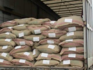 Мешки с кофе в контейнере