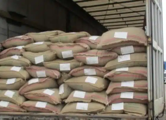 Мешки с кофе в контейнере