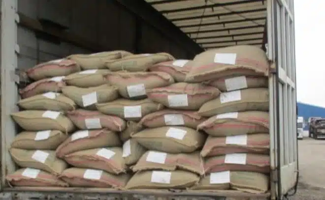 Мешки с кофе в контейнере